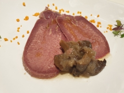 Lengua de vaca en escarlata con escabeche de níscalos. Foto Guía Repsol