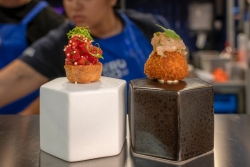 Croqueta enchupetada con tartar de gamba roja y tartaleta de atún