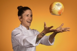 Rakel Cernicharo con su primer Sol recibido en 2022 por Karak.